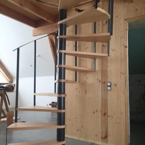 Escalier à colimaçon hélicoïdal bois et métal marches suspendus design industriel