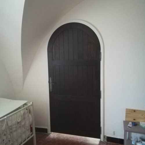 Porte intérieur cintré en bois monastère traditionnel
