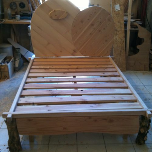 Lit sur mesure chambre tête de lit bois brut bois mélangés