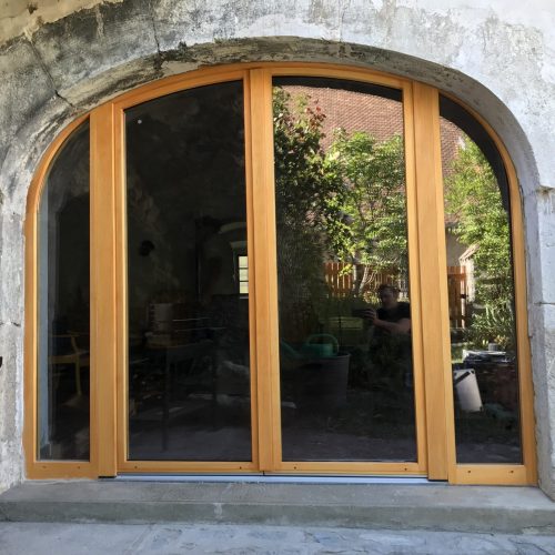 Menuiserie courbés en anse de panier, fenêtre cintré menuiserie isolante double vitrage rénovation thermique
