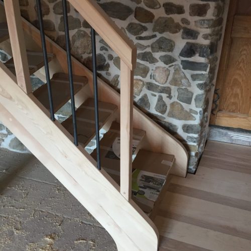 Escalier quart tournant main courante bois balustres tubes acier escalier palier départ