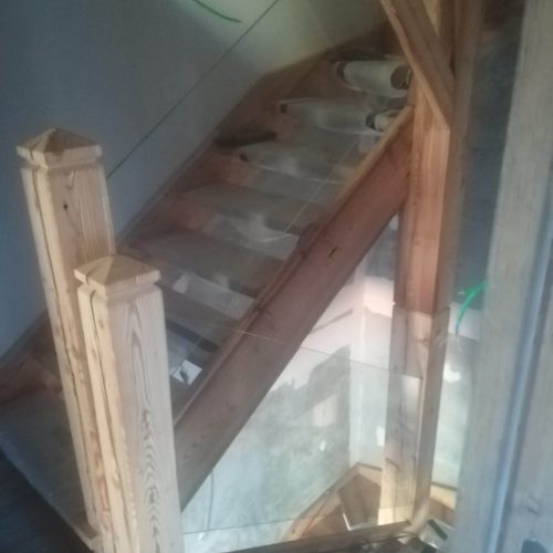 escalier vieux bois brossé garde-corps verre